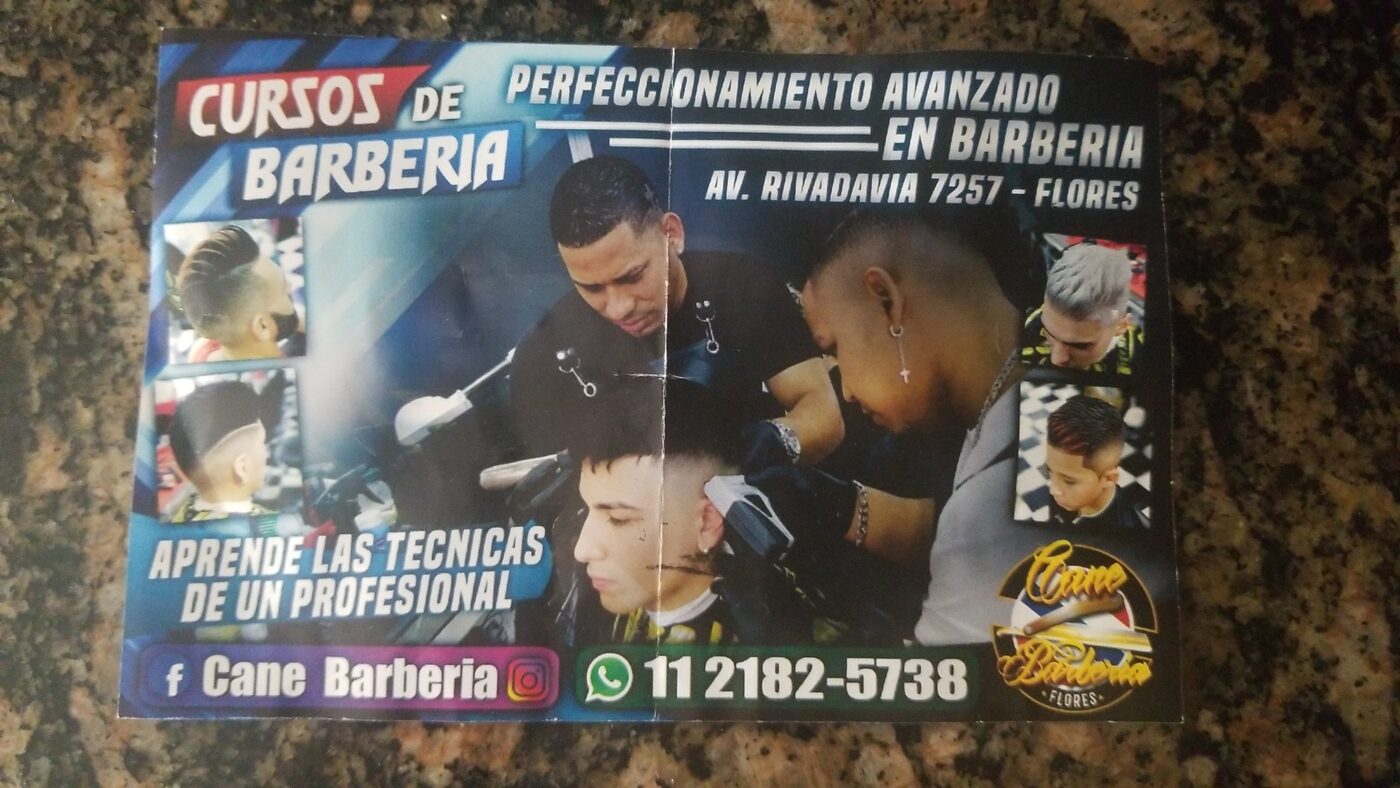 Flyer real de los cursos de barbería de Cane Barbería Flores